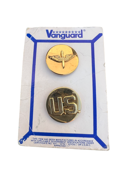 Vintage US Army Enlisted Aviation & U.S. Collar Disc Insignia Set - Vanguard V21N - Late Cold War Era - Mint on Card